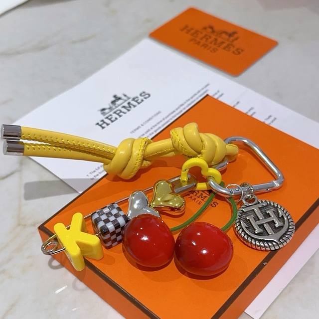 新款Hermes爱马仕钥匙扣钥匙扣加厚版 铂金版。高级精工版 众多网红同款 爱马仕挂饰钥匙扣太考验师傅的手艺了 要确保每个细节都到位不简单 高端定制 男女同款