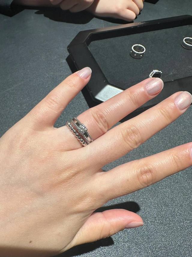 我们出品 Estelle单颗钻石戒指，可订做18K真金真钻版，只做对版真金货，价询客Fu Van Cleef & Ar批Els梵克雅宝透过同名系列向其创始人之一