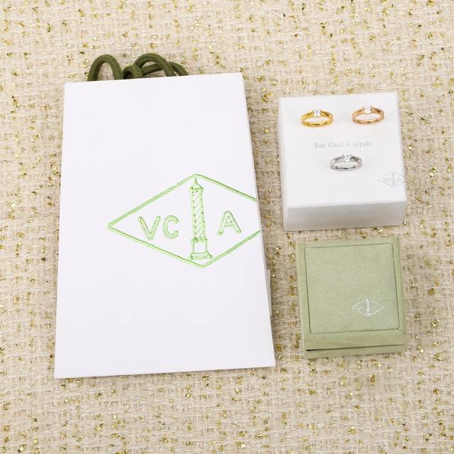 我们出品 Estelle单颗钻石戒指，可订做18K真金真钻版，只做对版真金货，价询客Fu Van Cleef & Ar批Els梵克雅宝透过同名系列向其创始人之一