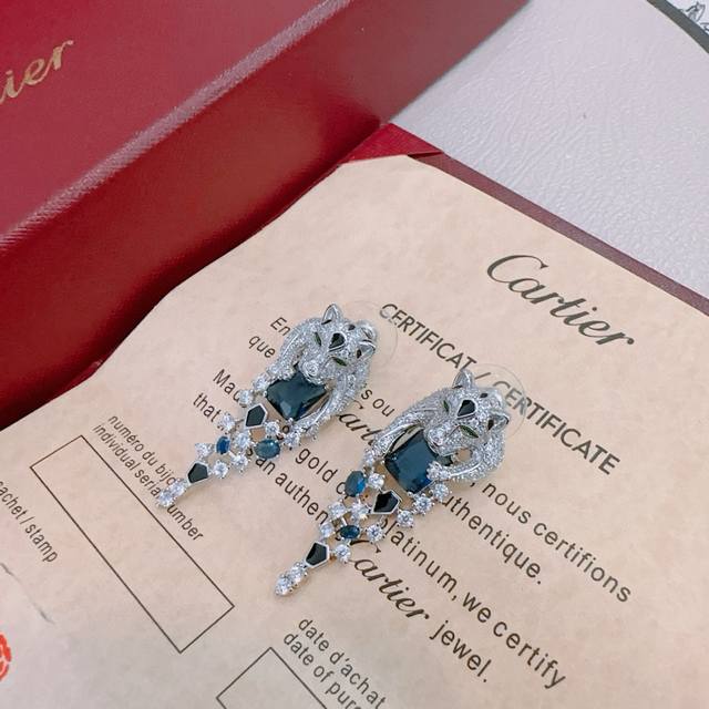 卡地亚耳环V金材质系列 品相完美，细节无敌，那种独特的色泽完全无可挑剔，再缀以经典指环外形设计，简约之余却又优雅夺目，V金纯手工的组合更显气色，上手雅致动人。男