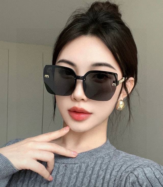Miumiu 缪缪2025开春新款闪耀新款璀璨登台 太阳镜潮品 精致个性设计简约时尚 专柜品质值得拥有 绝对潮爆 提升个人品味的时尚单品 型号：M7303