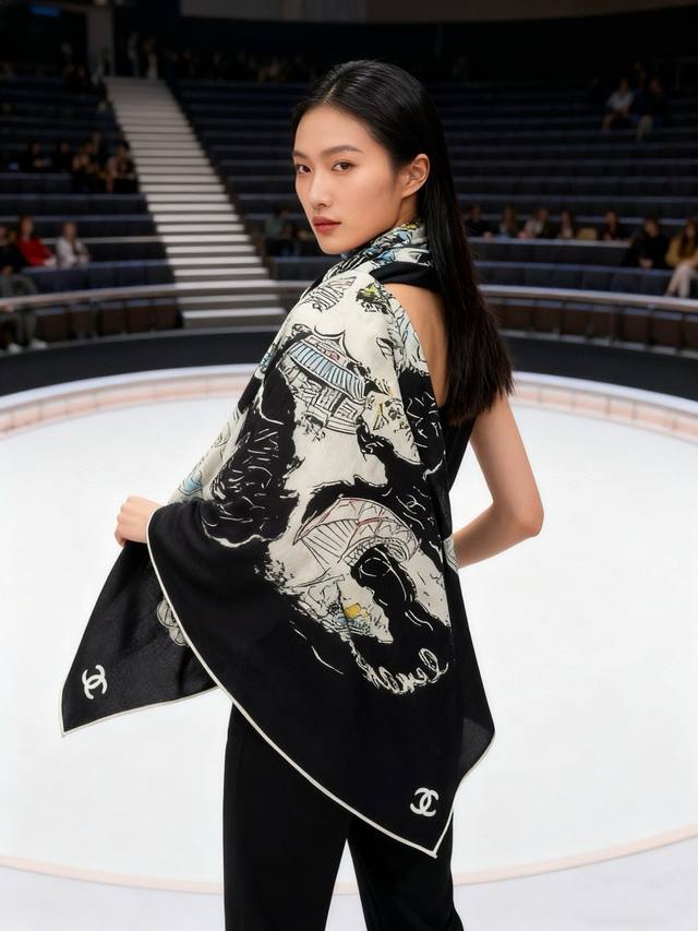Chanel 25高级手工坊系列～～ 140顶级丝绒双面同色披肩 25高级手工坊系列作品梦幻而极具电影感，灵感来自嘉柏丽尔香奈儿收藏的中国乌木漆面屏风。在她巴黎