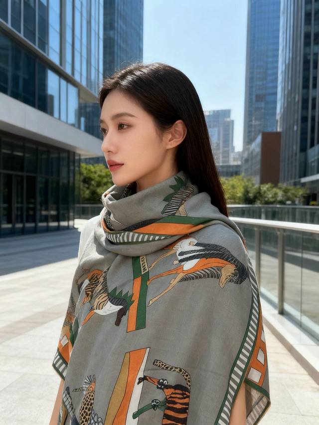 全速前进”140双面丝绒披肩 手工卷边丝毛方巾 30%桑蚕丝70%羊绒 这款经典单品展现强大而迷人的女性魅力精髓。此140方巾推陈出新，诠释无限的情感和自由，以