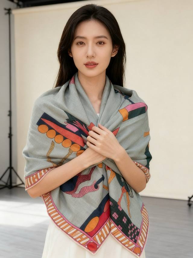 全速前进”140双面丝绒披肩 手工卷边丝毛方巾 30%桑蚕丝70%羊绒 这款经典单品展现强大而迷人的女性魅力精髓。此140方巾推陈出新，诠释无限的情感和自由，以