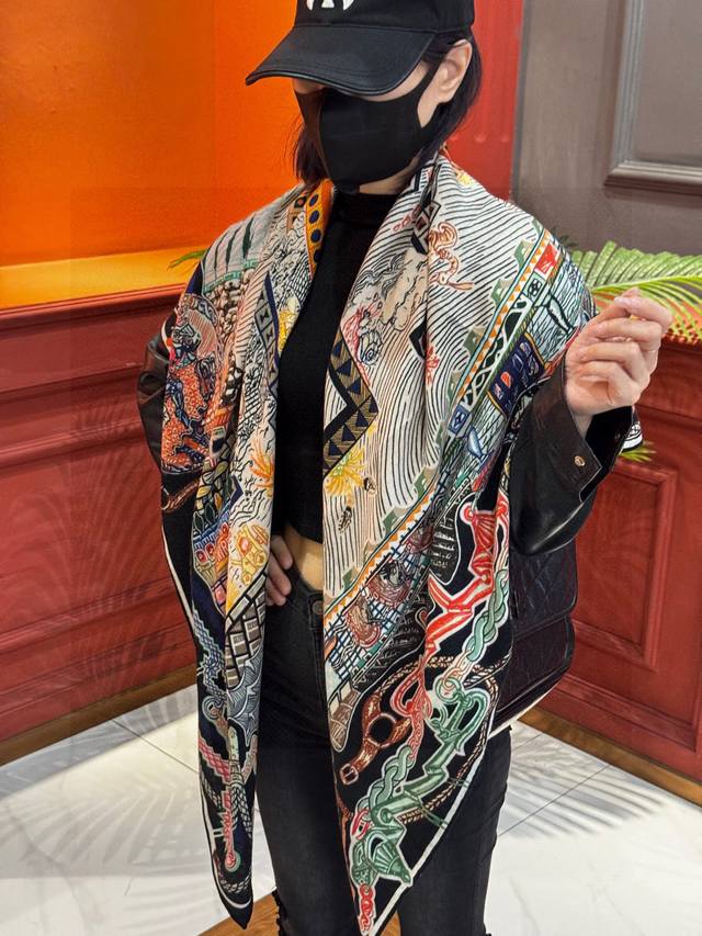 新款 秋冬搭配利器顶级双面同色真丝羊绒披肩！！点睛精彩，图案和配色都超级喜欢，又一款双面配色工艺设计的丝绒披肩，超级喜欢！！！！一条披肩等于两条穿出高级感！实物