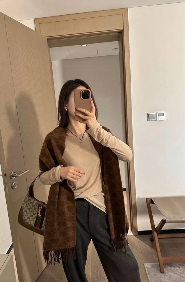 2610年Celine凯旋门散林老花羊绒围巾终于出货了 很多宝宝要的上身图来啦！羊绒的质地戴起来软乎乎超舒服！双面明暗对比色，围起来不会那么单调.冬秋季必入款材