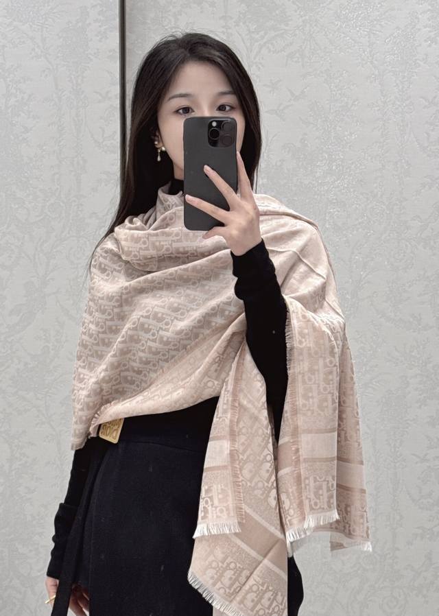 高版本Dior披肩经典方巾字母搭配丝毛混纺的华美质感，与成衣和配饰系列单品搭配相宜。 尺寸：70 X Cm Dior字母提花织纹 全幅 花卉 2色现货.