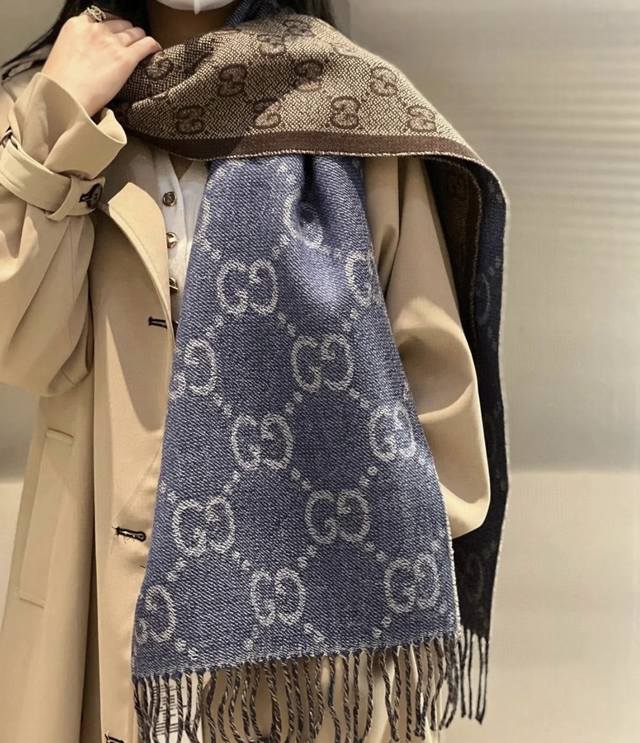 牛稳稳的“高段位”！！全网最高版本 时髦过冬！！Gucci秋冬新款提花双面围巾！高端奢华，非常重工的双面老花设计，正反两面都采用Gg图案，灵动而又不失俏皮。高级