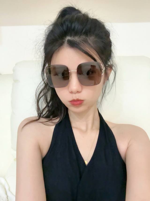 Lv开春新款 最新款方框太阳镜 各路网红纷纷带起气场满分 俏皮甜美.上脸效果更佳.金属质感超好 型号：L3303