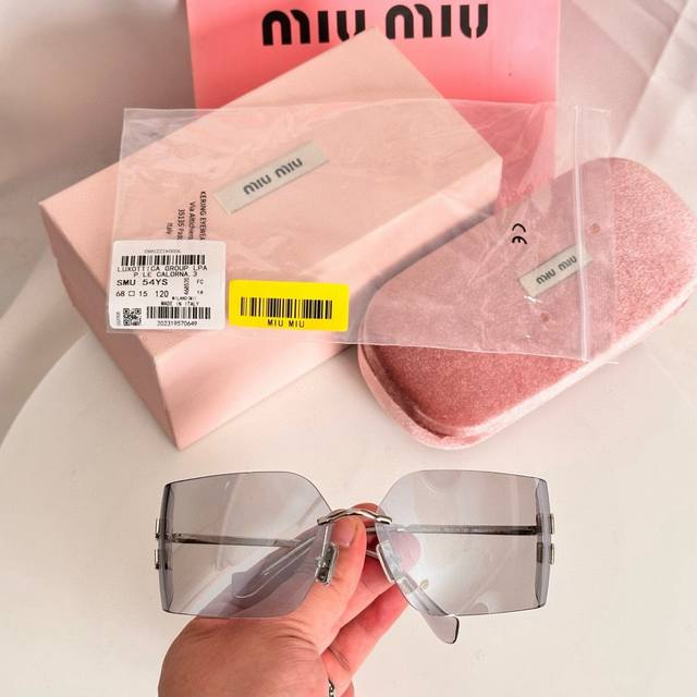 齐色到货 Miumiu女孩新色来啦～ 想焊在脸上的墨镜 硬货不怕迟到～历经几个月Zp开模打造 任何细节完美复刻，官网无色差对比 Mu54Ys Size：68口1