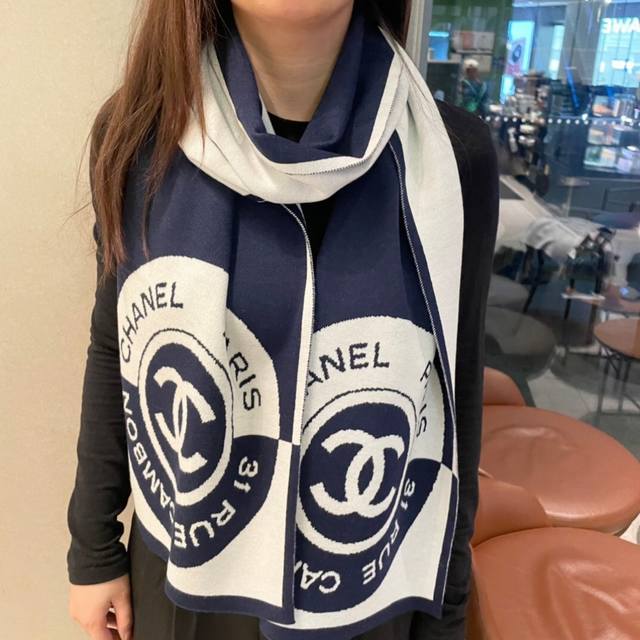 上新香奈儿几何针织羊绒围巾手感好到爆品质一流的真正的羊绒精品精湛绝伦的刺绣工艺和色彩搭配让人眼前一亮漂亮的不要不要了 ，材质：顶级羊绒尺寸32X200 这个纯羊