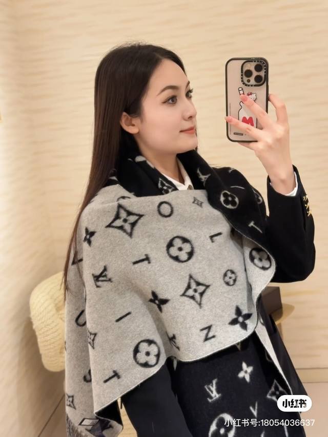 Reykjavik 2.0 围巾为柔软山羊绒标注 Monogram 花卉和 Lv 字母，其间点缀品牌名称的单一字母，以摩登风姿焕新经典。加长设计适宜环绕颈部，亦