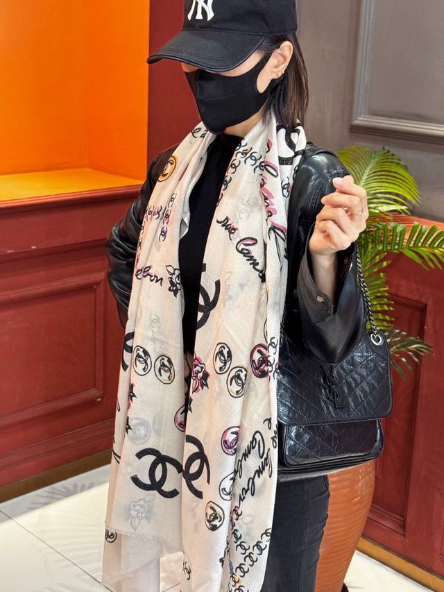 上新 会发光发亮的围巾 新款客供银线羊绒面料长巾 美翻了[流泪] 手绘Logo银线长巾 御用殿堂级极新款专柜在售 纯羊绒亮片独特设计风格加上富有香家经典Logo