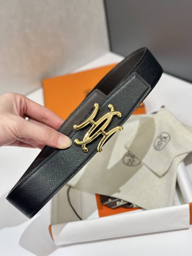 爱马仕 HermèS 男款腰带以其精湛的工艺、高品质的材料和经典的设计而备受推崇，是男士时尚配饰中的顶级选择。最具标志性的设计是带有“H”标志的扣头，简约大气且