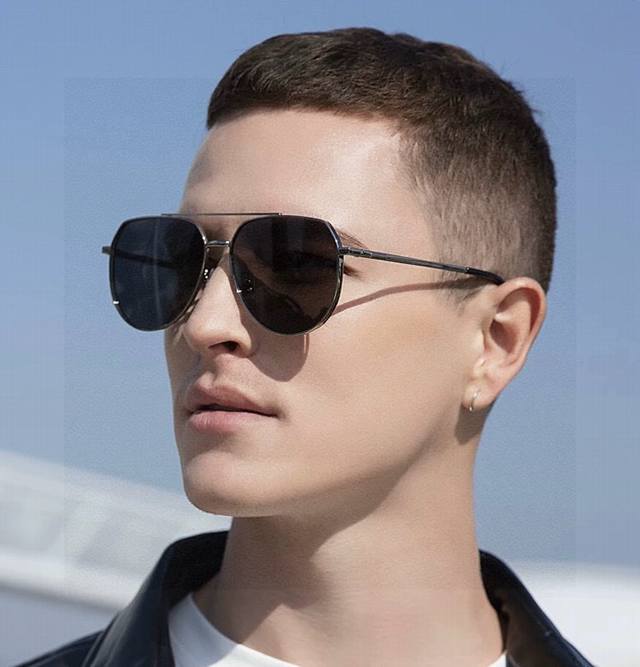 Lv 男款炫彩飞行员偏光太阳镜 材质：高清尼龙加厚卡槽高清偏光镜片 无边框镜架颜型号：L08902