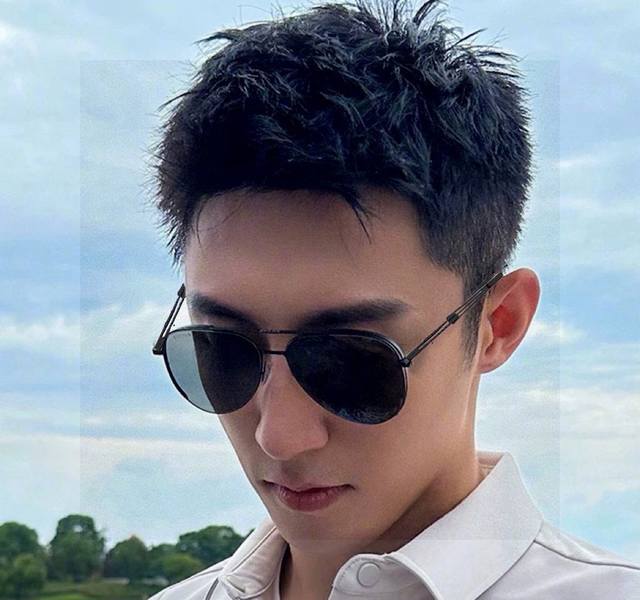 Gucci 男款炫彩飞行员偏光太阳镜 材质：高清尼龙加厚卡槽高清偏光镜片 无边框镜架颜型号：G5881