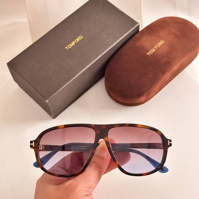 Tomford Mod: Guillaume Ft1208 Size: 61-12-140 经典镜框搭配标志性的无限设计 金属“”装饰和金属“”标志丰富了风格