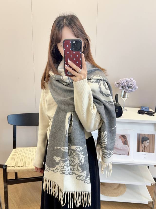 上新！2025秋冬男女同款，同步专柜，高端羊绒针织围巾！ 可正式，可随意，非常Classical的设计。这款织法比较难，又很费纱线，工艺难度非常大！！！这样的围