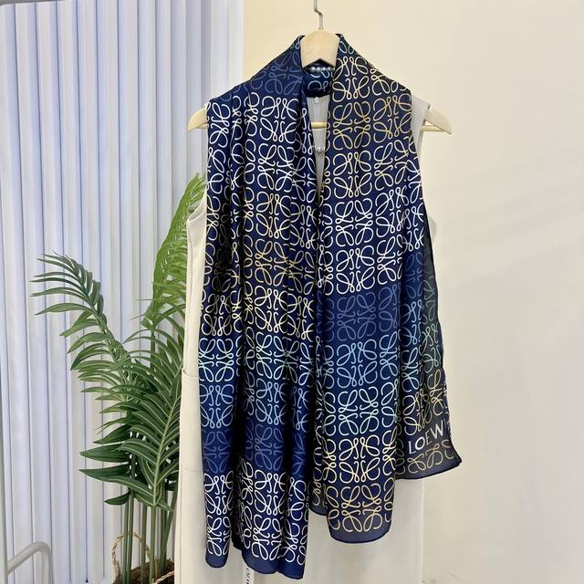 特 新款上市新款新丝缎长巾真心美的让人心动 上身效果简直美翻了 品质非常完美 整个丝巾给人大牌丝巾气场的同时又非常精致，绝对值得入手的新款精致女人名媛气质者，上