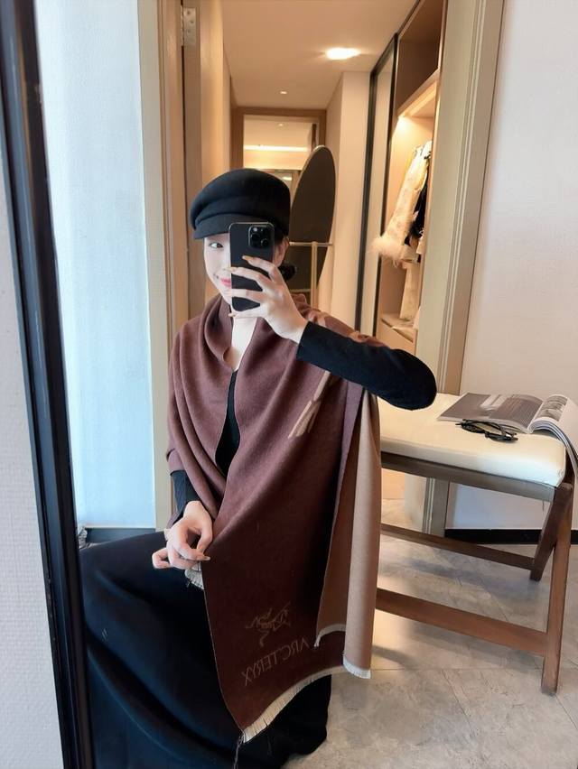 始祖鸟。经典围巾！暖暖哒超级舒服～冬日小姐姐减龄神器哦～这个冬天你就差这么啦～又保暖又时尚！男女通用款