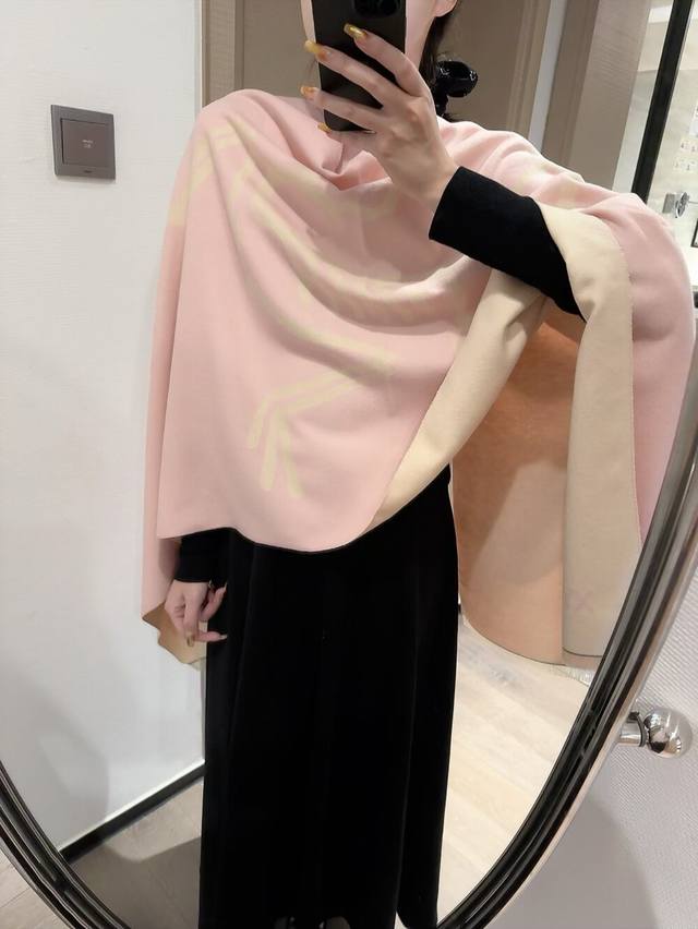 始祖鸟。经典围巾！暖暖哒超级舒服～冬日小姐姐减龄神器哦～这个冬天你就差这么啦～又保暖又时尚！男女通用款