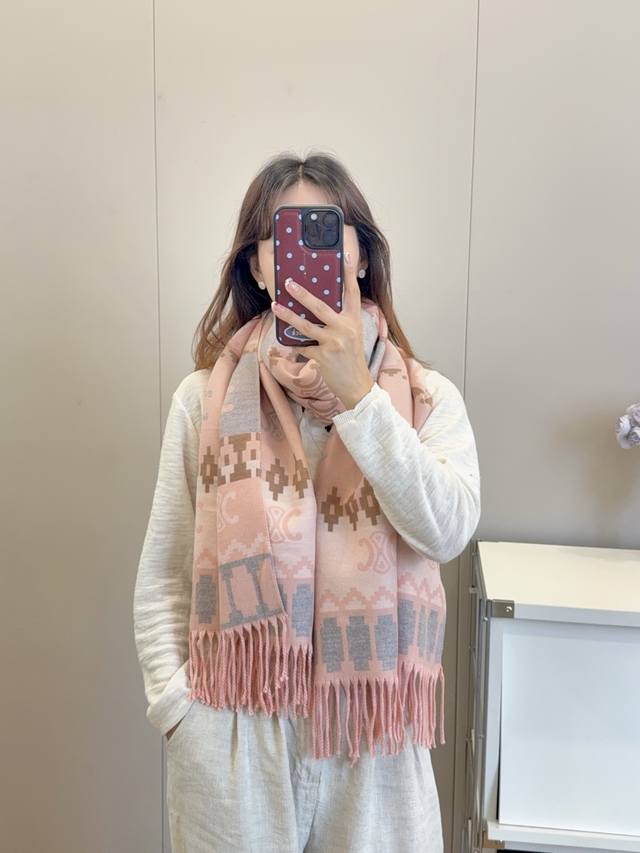 上新！2025秋冬男女同款，同步专柜，高端羊绒针织围巾！ 可正式，可随意，非常Classical的设计。这款织法比较难，又很费纱线，工艺难度非常大！！！这样的围