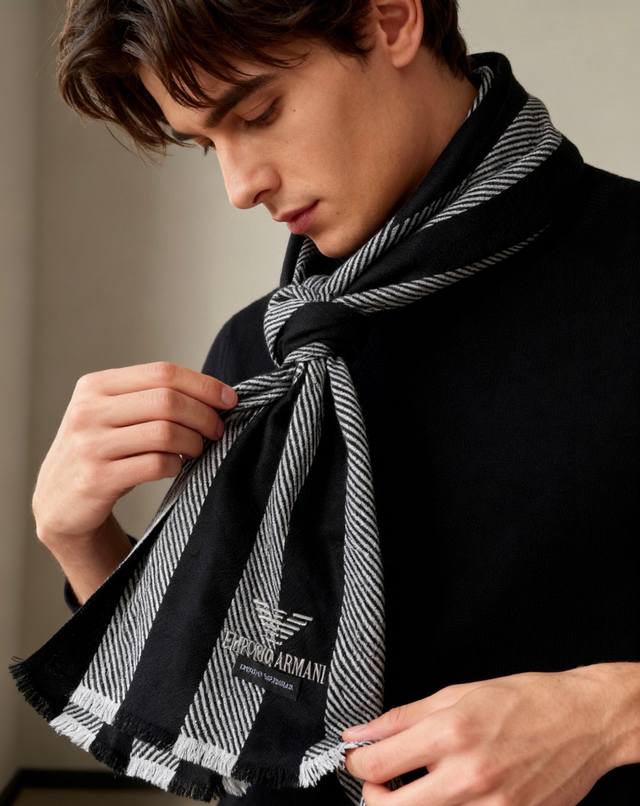 男款阿玛尼 Arman 小披肩且买且珍惜~~男款真的很少，一年也就出几款，都是出口订单所以比较难遇。男人的东西讲究少而精，好看的男款一定要收！这款男士围巾，款式