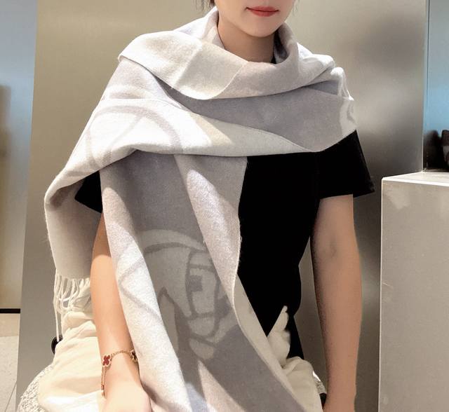 Hermes 爱马仕重磅推荐 %羊毛材质非常保暖 柔软亲肤，不扎脖经典双面设计，一条围巾两种风格男孩女孩通用，Size：30* Cm满满的爱.