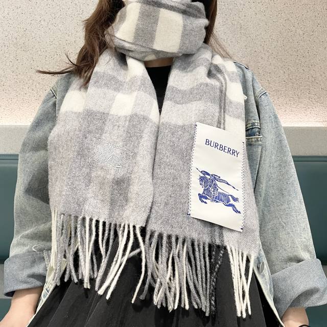 爆款双面羊绒专柜同步 经典设计完美，若隐若现的巴宝利标志，强烈推荐手慢无千万别去专柜买代购就要3800+绝对一模一样价格P真心好， 2025质地非常亲肤柔软 ，