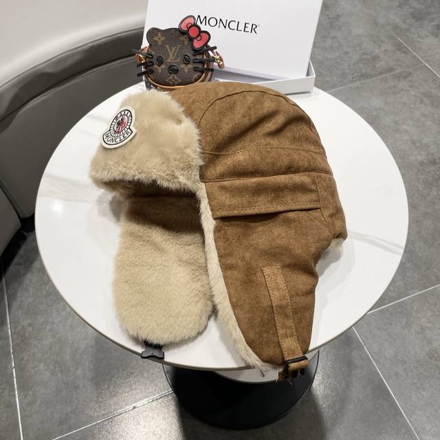 蒙口麂皮面料，经典水貂毛装饰。帽子采用优质麂皮面料，搭配水貂毛装饰，保暖舒适。均码设计，适合55-60Cm头围，男女通用。 帽子细节： - 经典水貂毛边，保暖舒