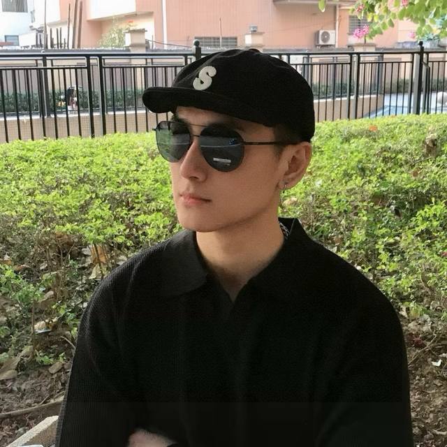 Lv 男款炫彩飞行员偏光太阳镜 材质：高清尼龙加厚卡槽高清偏光镜片 无边框镜架颜型号：L08901