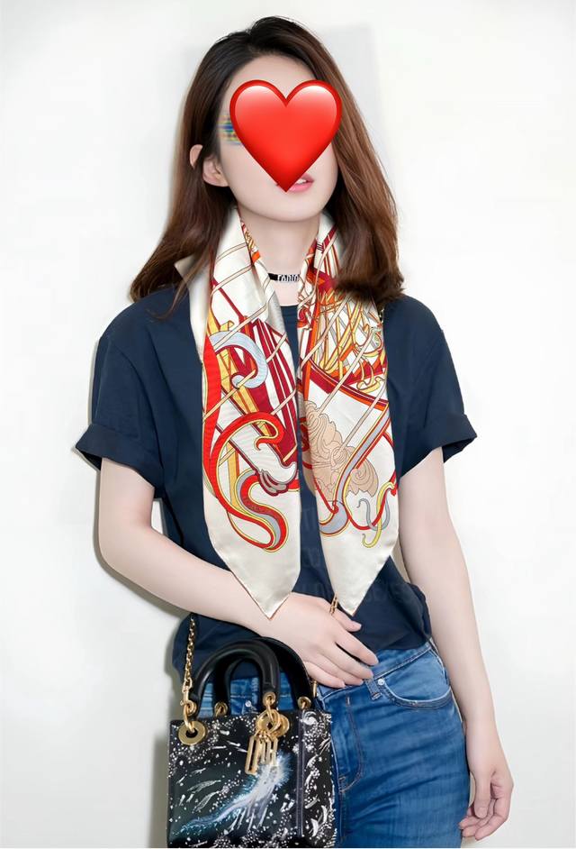 新款爱马仕 马鞭起舞线条版 90方巾 创作渊源在比利时的圣吉尔区[嘴唇]建筑师维克多霍塔 Horta, 1861-1947 亲自设计并建造了他的整栋居所和工作室