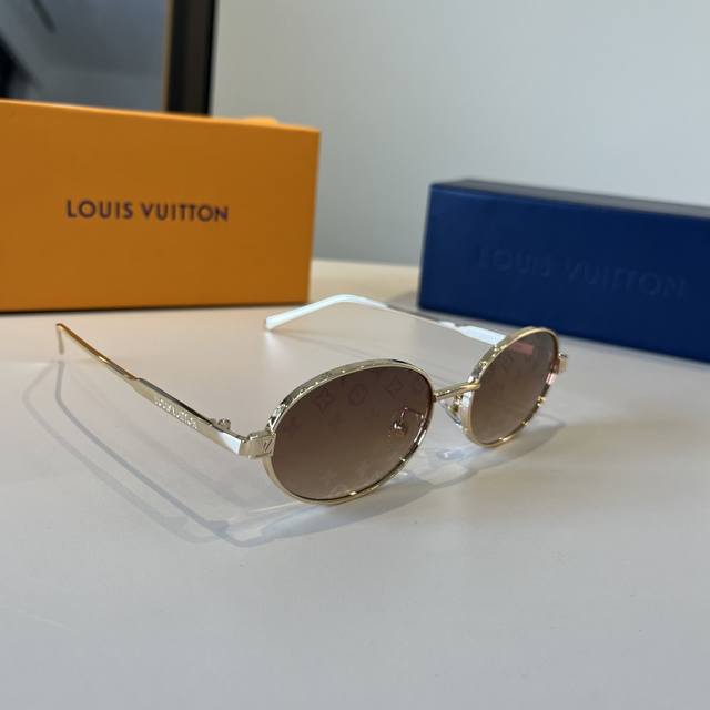 Lv路易威登 非常重工！细节多到壕无人性 打造出锋芒毕露的前框造型 为佩戴着带来无可比拟的时尚感。 志性的三角底纹，深浅交错，极具立体感 极具品牌辨识度，设计感