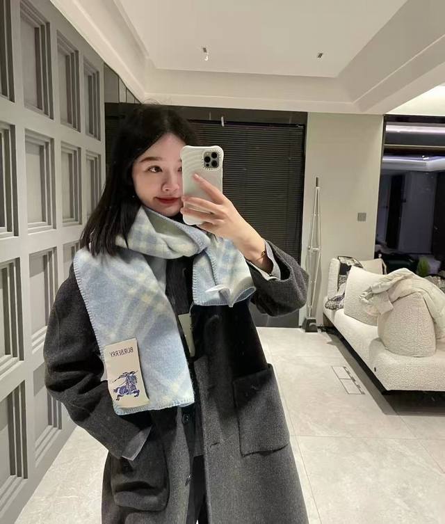 巴宝莉 低调的奢侈感[月亮]极品柔美精英高手级别的时髦感围巾 这款羊绒羊毛混纺围巾，越看越爱 越看越时髦，越看越喜欢 这种工艺和配色一看就知道不是一般的大工厂p