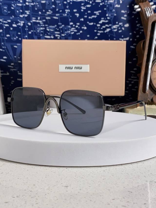 Miumiu缪缪 2025新款夏季时尚金属方形大框太阳眼镜 素颜显脸小遮阳墨镜男女款