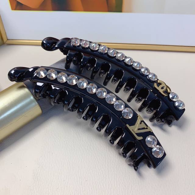 Chanel小香 Lv路易威登 捷克钻钛钢Logo香蕉夹发夹抓夹气质百搭日常精致小单品 小仙女必入单品 宝藏款 闭眼入推荐款 单个 配发箍盒