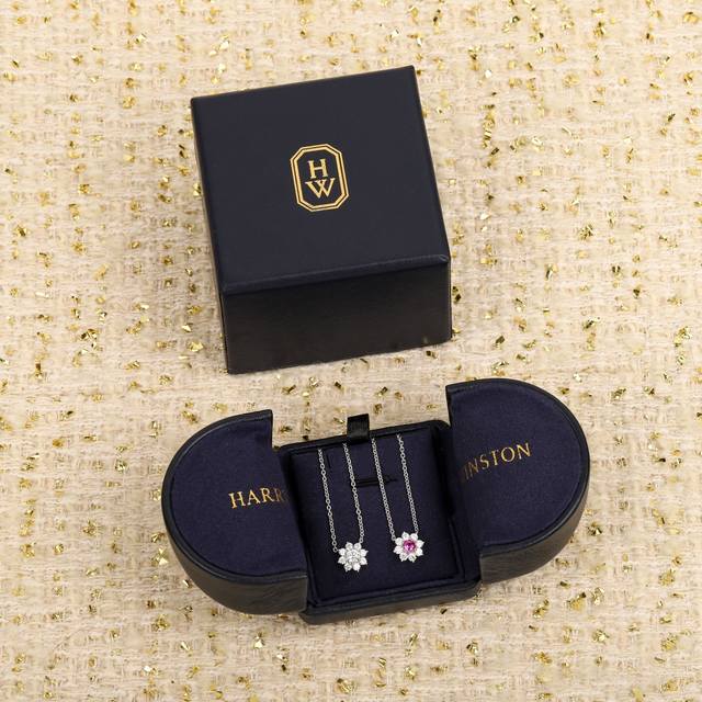 我们出品 Zp13650，量大咨询客服 Hw Sunflower向阳花朵项链 现代 、优雅、时尚于一身精巧切工展现永恒的盎然生机，一如自信坚韧的女性力量，在时光