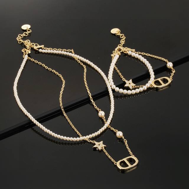 迪奥手链项链 精致典雅。金色饰面金属链条饰有“D.I.O.R.”字母，每个字母均以多色仿水晶镶嵌，增添优雅气质，为造型增添饰彩，令手腕熠熠生辉。金色饰面金属高级