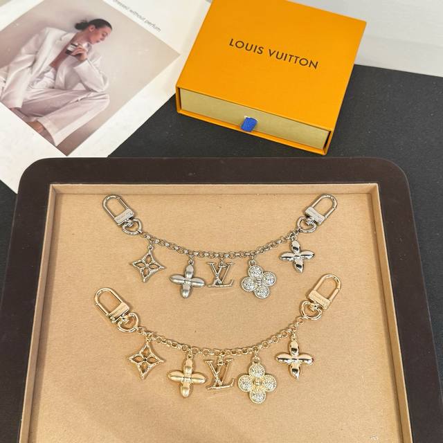 新款 独家原单精工版本 新款 Louis Vuitton 冬季新款 Lv流苏包挂包链 原版Logo 确实精致。手感真的很赞