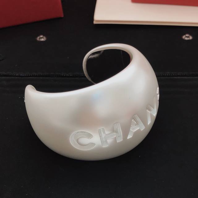 编号Xsz0063 早春度假新款 25C新款珍珠白亚克力宽版开口手镯 灵感来源于圆润饱满大珍珠 超有氛围感 非常时髦个性很适合拍照Look出片 亚克力做货难 Y