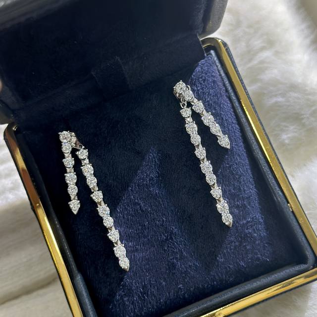 V金精工版本 伯爵 新款 高级珠宝 明星同款 水滴 双排钻 流苏 耳钉 精工打造原版比例 铂金色 可拆卸N种戴法自由搭配～尺寸刚好，梨形高级美钻 很有层次感，佩