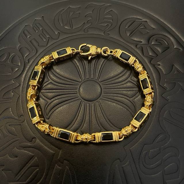 新款 专柜品质 Chrome Hearts克罗心黄金色多元素黑钻十字架手链 快手 Ins 小红书热门 凹凸造型不同的花纹设计风格呈现出与众不同 十字架童军花是克