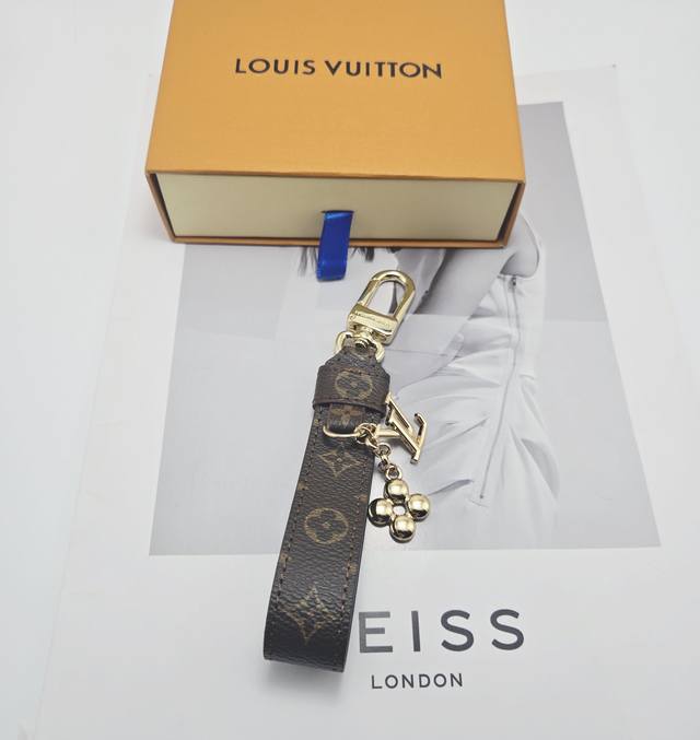 新品 Louis Vuitton 路易威登Lv老花钥匙扣挂件挂饰 pu材质 原版Logo Lv Chocolate Bar 包饰与钥匙扣以美味造型亮相新季，为光