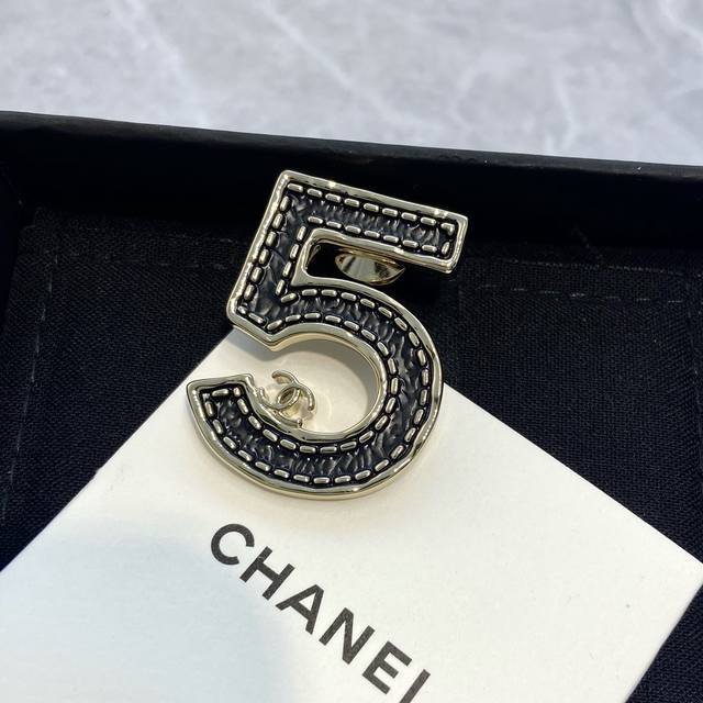 Xz0296 Ch Nel 香 儿 皮纹黑金5号胸针 这一季的隐藏款 ，难买程度不说都懂 经典5号元素，用金边虚线勾勒整个线条感，中间的粗皮纹又很好的映衬出金属