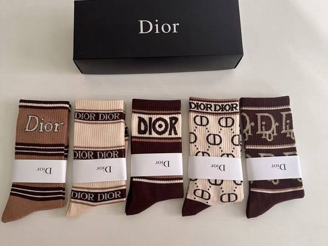 特 Dior 迪奥D家新品女款长筒袜子 一盒五双 纯棉材质，上脚柔软舒适，满满的老花经典Logo，炒鸡Nice大牌出街，潮人必备超好搭