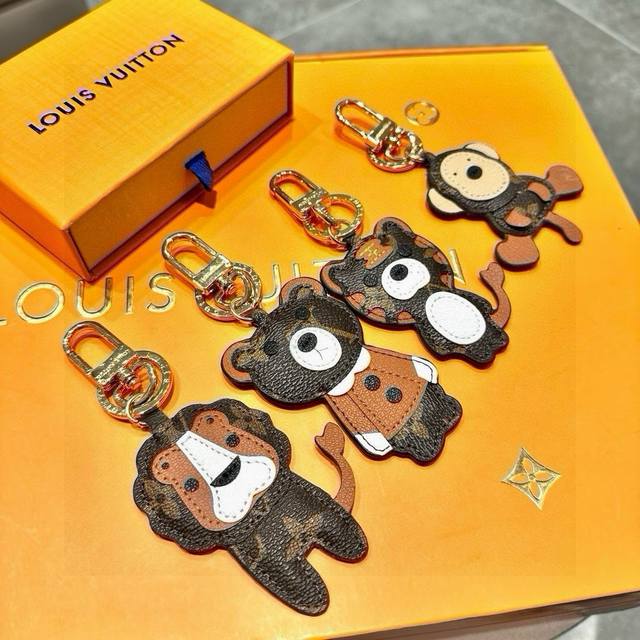 配图片原版包装 高版独家原单，精致裁缝。 Louis Vuitton公仔小熊，小虎，小猴子，小狮子包饰挂件，钥匙扣，一万个推荐！挂件钥匙扣摆件包包挂饰 专柜代购