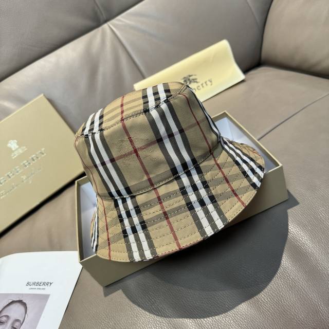 配包装布袋，巴宝莉经典原单渔夫帽，战马格子渔夫帽！！顶级版本，专柜1:1开模订制，原版格子料+纯棉里衬，精准对花，轻盈透气！质量超赞，基础头围57，时尚百搭。