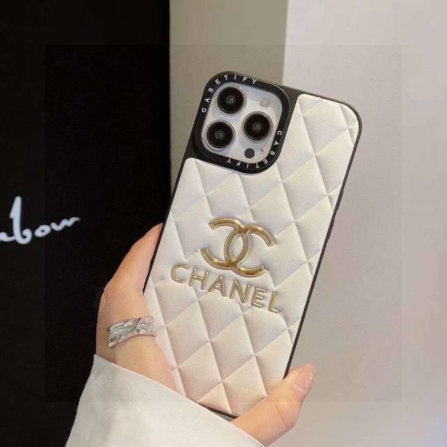 香奈儿压花电镀烫金Logo，二合一贴皮全包手机壳，逼格爆满 型号：为了不出现报错型号，请打开本机查看手机设置显示的型号 Iphone17系列更新 Iphone1