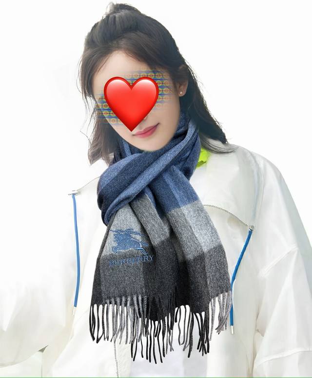 新款巴宝莉100%羊绒 2025最爆款 采用内蒙古山羊绒 男女士情侣款围巾太美了让人耳目一新的感觉 手感柔软舒适，棒棒哒加上精美Logo刺绣高端大气，值得必备款