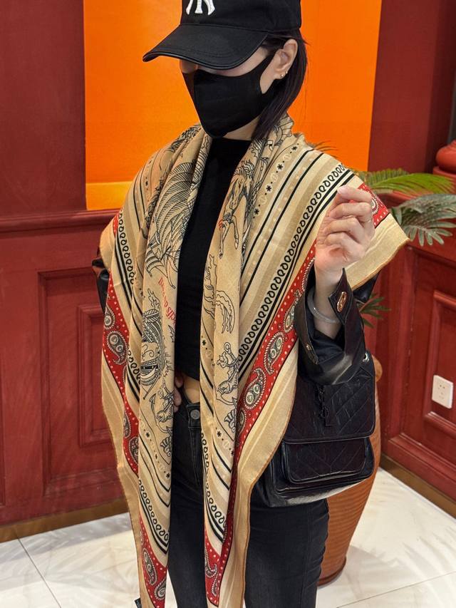 2025年秋冬抢先 上新 双面同色丝绒方巾 手工卷边山羊绒和真丝混纺披肩 70%山羊绒，30%桑蚕丝 这款披肩采用经典山羊绒和真丝混纺面料，柔软轻盈，佩戴方便。